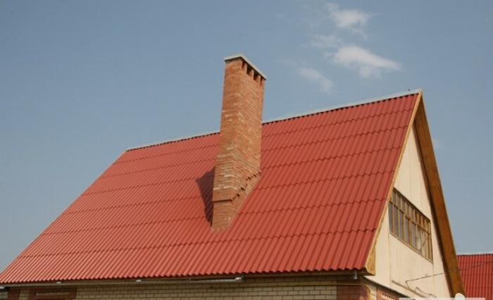 Крыша дома из шифера с деревянным каркасом
