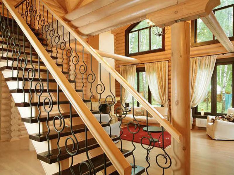 Вариант лестницы для дома в стиле кантри
