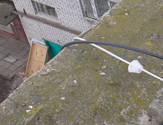 Спуск оптического кабеля с крыши